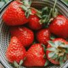 Расстояние между саженцами клубники: схемы посадки и уход в открытом грунте